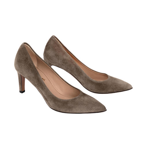Deux escarpins en cuir foncé avec design pointu et talon moyen.