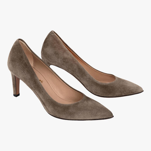 Deux escarpins en cuir foncé avec design pointu et talon moyen.