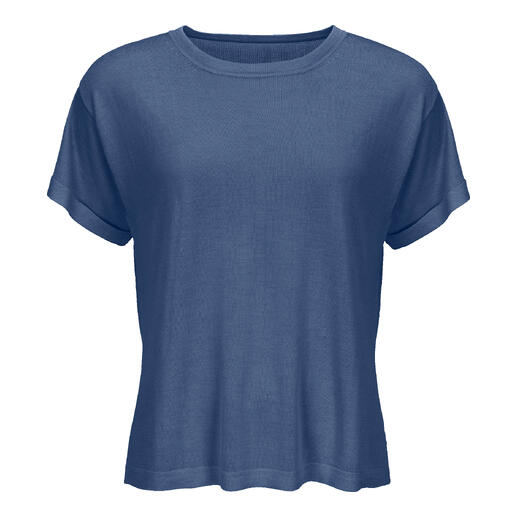 T-shirt en crépon de soie bleu fjord, posé à plat sur un fond blanc.