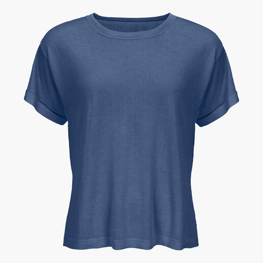 T-shirt en crépon de soie bleu fjord, posé à plat sur un fond blanc.