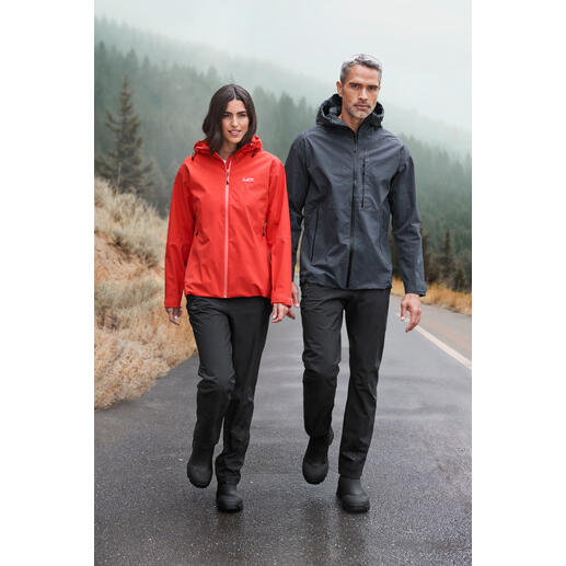 Hommes en veste imperméable et pantalon par temps brumeux.