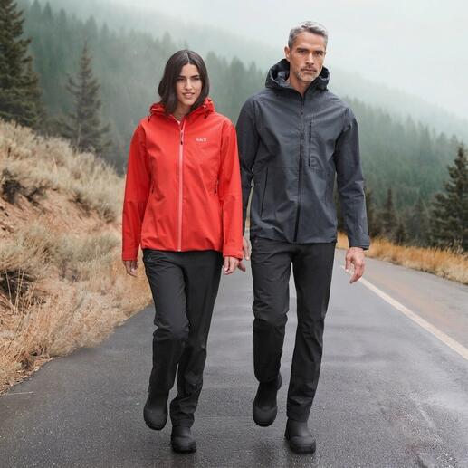 Hommes en veste imperméable et pantalon par temps brumeux.