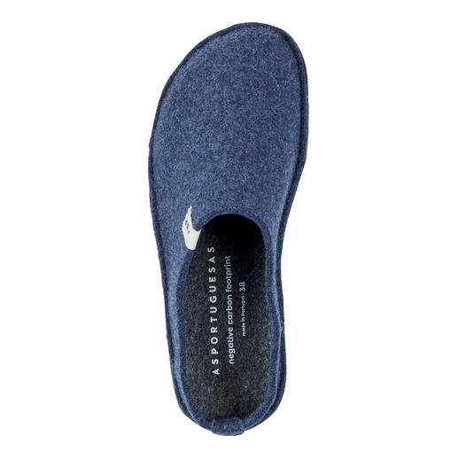 Chaussons bleu marine avec semelle plate et flexible.