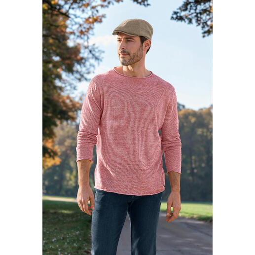 Taupe Homme en pull rouge avec manches longues et casquette dans la nature.
