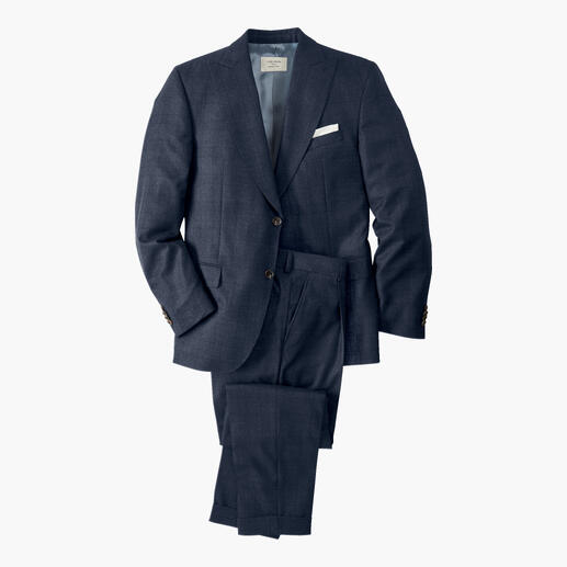 Veste et pantalon bleu marine empilés sur fond blanc.