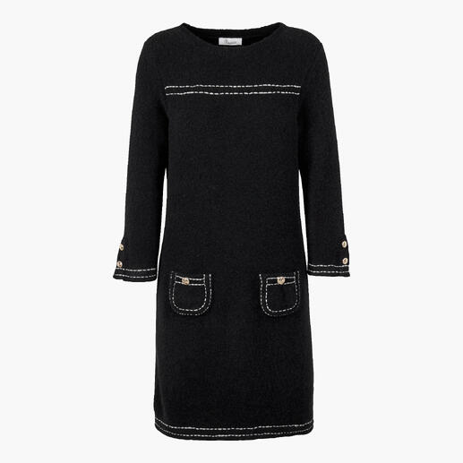 Robe en tricot noir avec coutures claires et deux poches