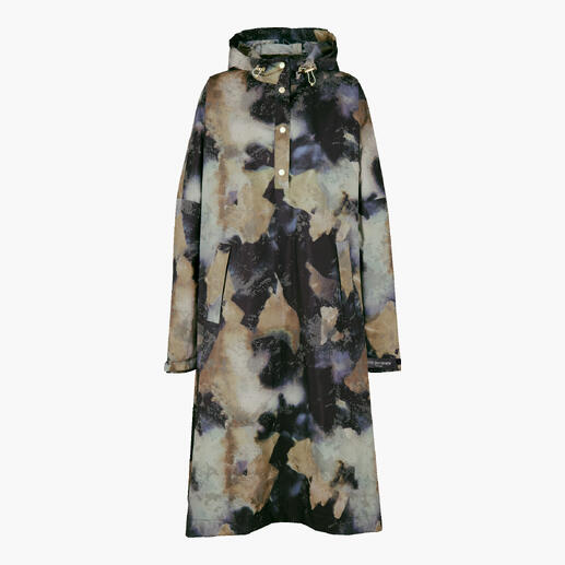 Poncho de pluie design Ilse Jacobsen en différentes couleurs sur un portant