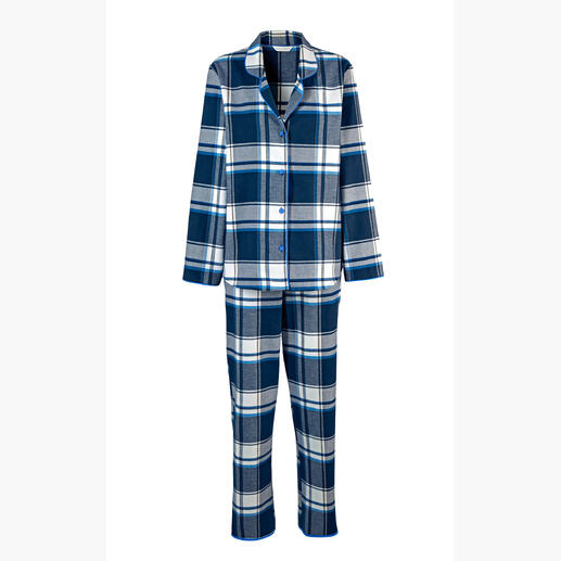 Pyjama en flanel à rayures pour femme sur fond blanc.