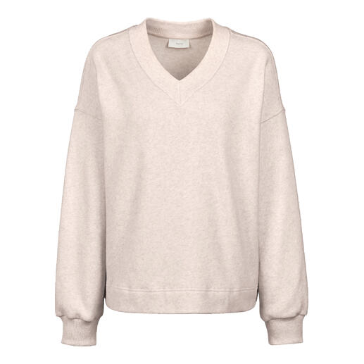 Pull beige avec col en V sur fond blanc.
