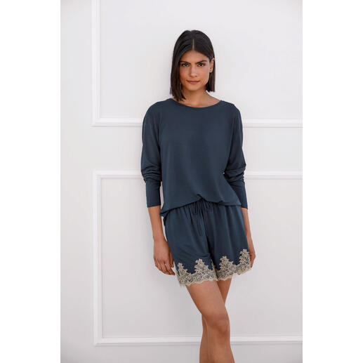 Pyjama court bleu foncé avec de la dentelle, coupe décontractée et look élégant.