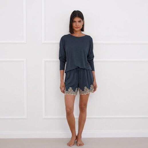 Pyjama court bleu foncé avec de la dentelle, coupe décontractée et look élégant.