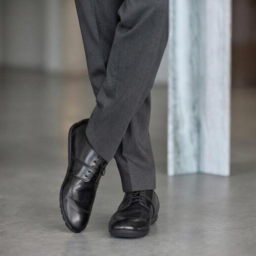 Chaussure de bureau confortable Franz Gustav en noir, gros plan sur un homme.