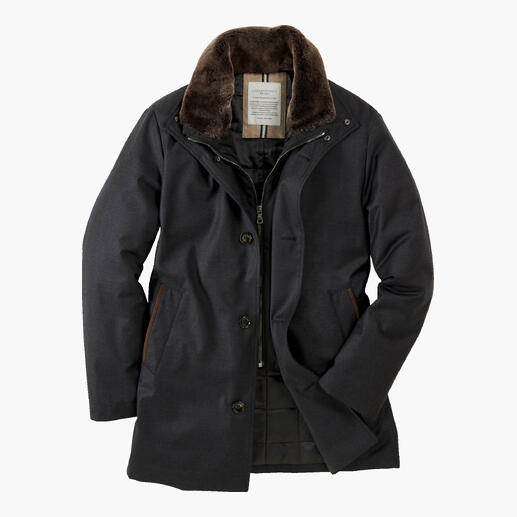 Manteau court bleu marine avec col en fourrure et boutons.