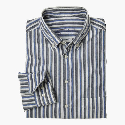 Chemise B.D.O.S. dans un motif à rayures classique, pliée sur une table.