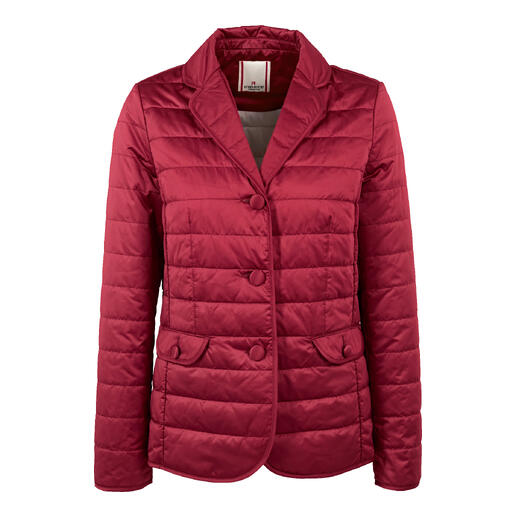 Blazer matelassé rouge avec trois boutons et surface texturée.