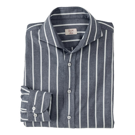 Chemise en flanelle lyocell rayée gris-bleu DU4 pliée sur une table, taille 38