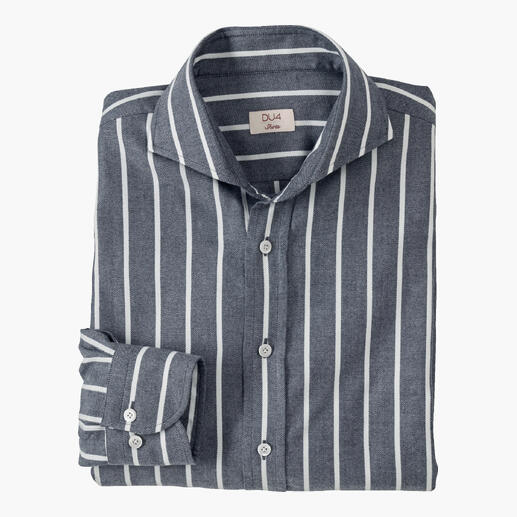 Chemise en flanelle lyocell rayée gris-bleu DU4 pliée sur une table, taille 38