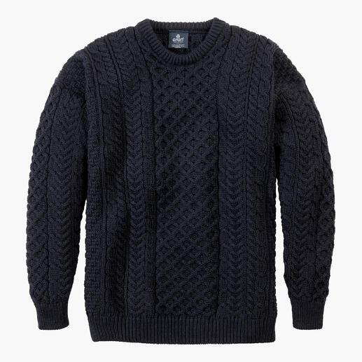 Pull en mérinos Aran navy sur fond blanc.
