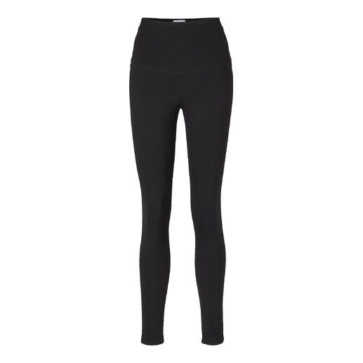 Leggings d'hiver noires sur fond blanc.