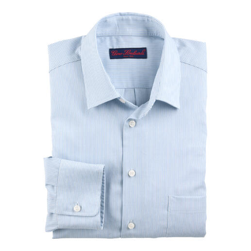 Chemise en merino-soie rayée bleu et écru, pliée.