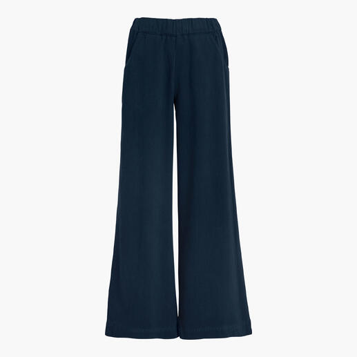 Pantalon en twill marine sur fond blanc