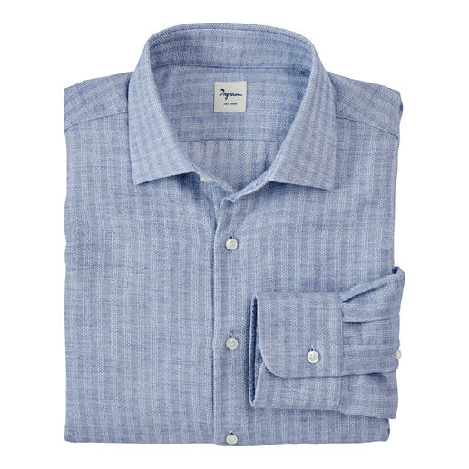 Chemise en jacquard rayée bleue claire avec manches retroussées.