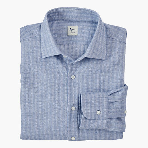 Chemise en jacquard rayée bleue claire avec manches retroussées.
