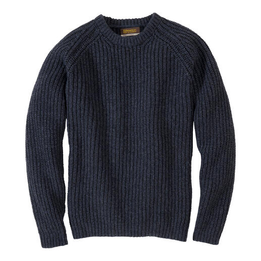 Pull côtelé bleu foncé en tissu tricoté, sur un fond blanc.