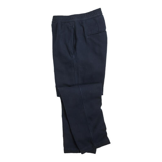 Pantalon en chevrons navy enroulé sur fond blanc