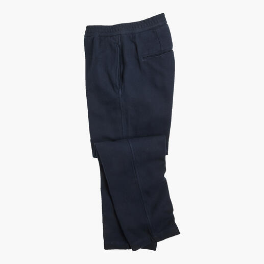 Pantalon en chevrons navy enroulé sur fond blanc