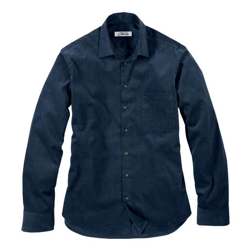 Chemise en velours côtelé de Fashion Charts en bleu foncé, pliée et posée sur une table.