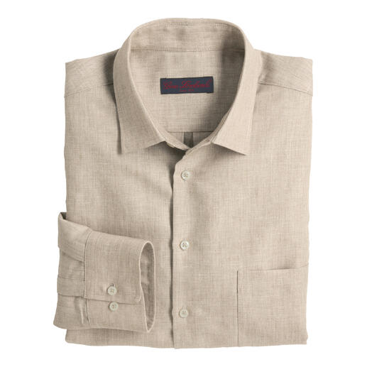Chemise en chanvre et mérinos couleur sable, pliée avec col classique.