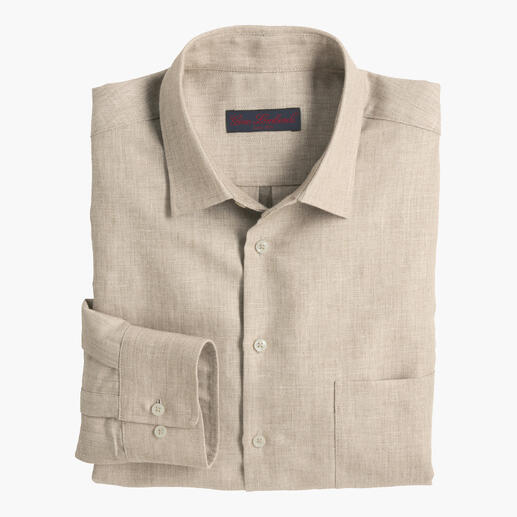 Chemise en chanvre et mérinos couleur sable, pliée avec col classique.