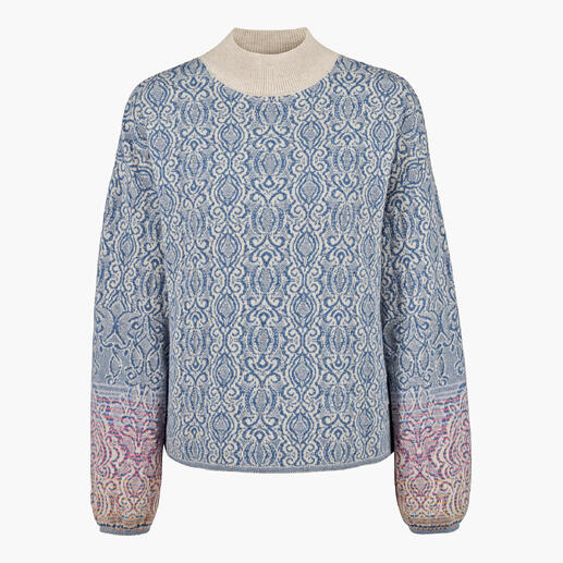 Pull orné IVKO bleu avec un motif doux et des manches longues.