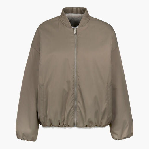 Vue de face de la veste bomber réversible en beige à l'extérieur.