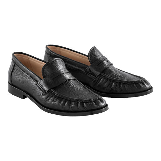 Mocassins penny noirs sur fond blanc