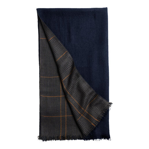Écharpe réversible en viscose bleu marine et motif à carreaux gris.