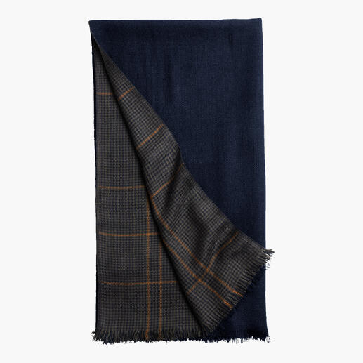 Écharpe réversible en viscose bleu marine et motif à carreaux gris.