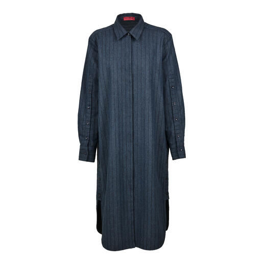 Robe longue à rayures bleu avec un col classique.