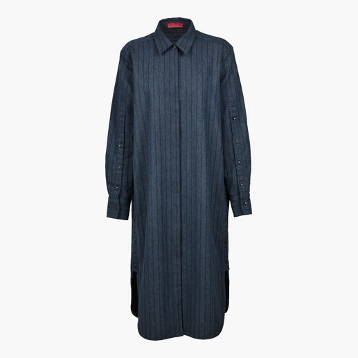 Robe longue à rayures bleu avec un col classique.