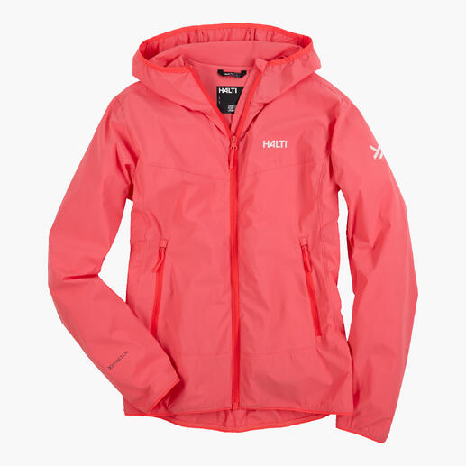 Veste softshell ultralégère D en rose, sur un cintre.
