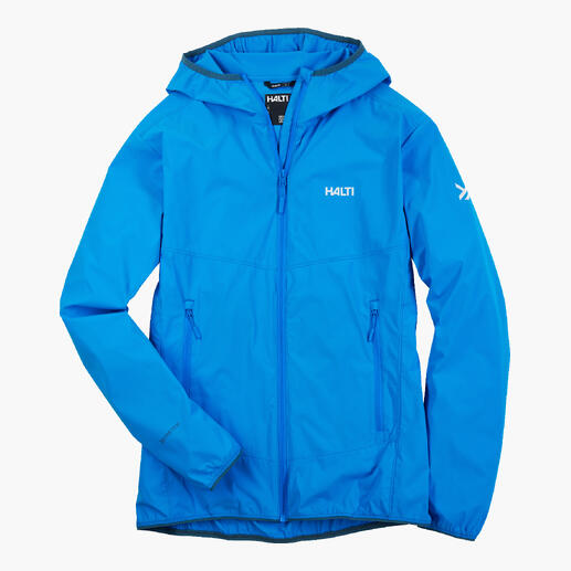 Veste softshell ultralégère H en bleu, sur un cintre.