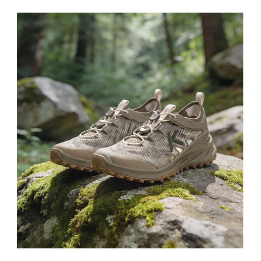 Sneaker hybride Keen en beige sur fond blanc.
