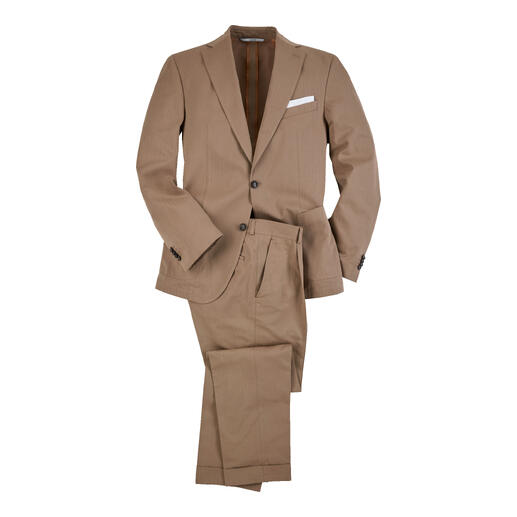Ensemble de costume brun composé de blazer et pantalon sur fond blanc