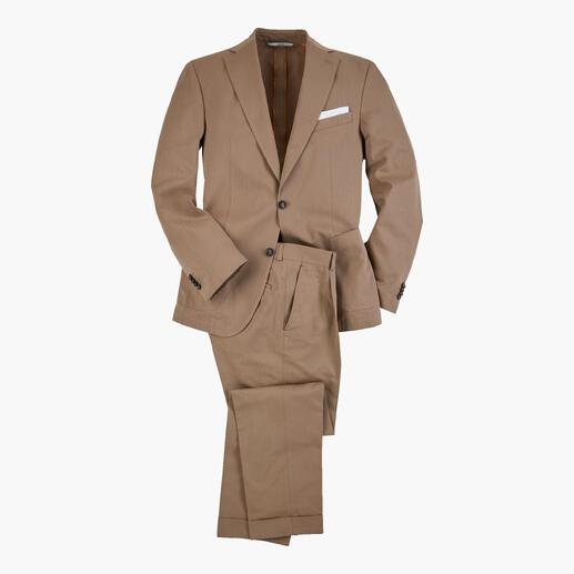 Ensemble de costume brun composé de blazer et pantalon sur fond blanc