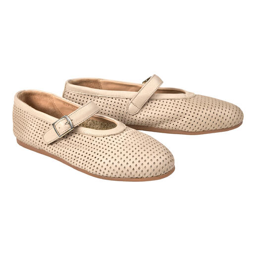 Mary Janes perforées en beige avec une sangle.