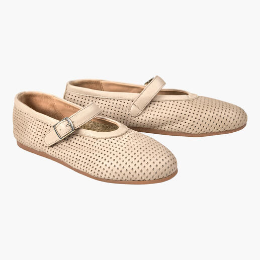 Mary Janes perforées en beige avec une sangle.