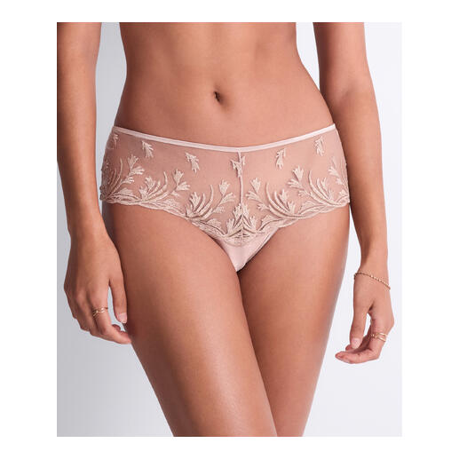 Vue avant d'un slip Aubade en sable avec belle broderie.