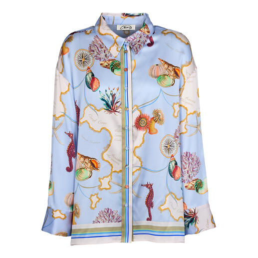 Blouse en soie stretch avec un motif maritime coloré sur fond blanc.