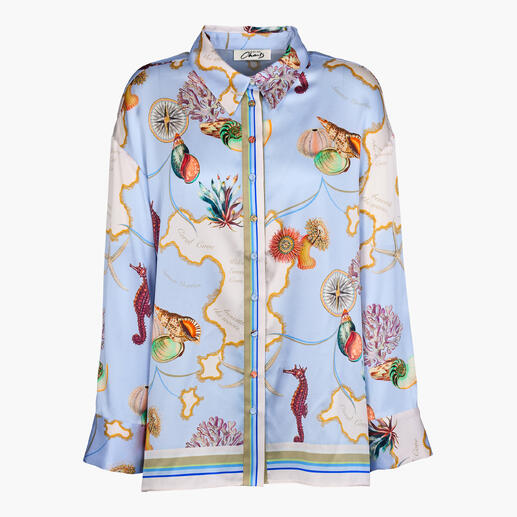 Blouse en soie stretch avec un motif maritime coloré sur fond blanc.